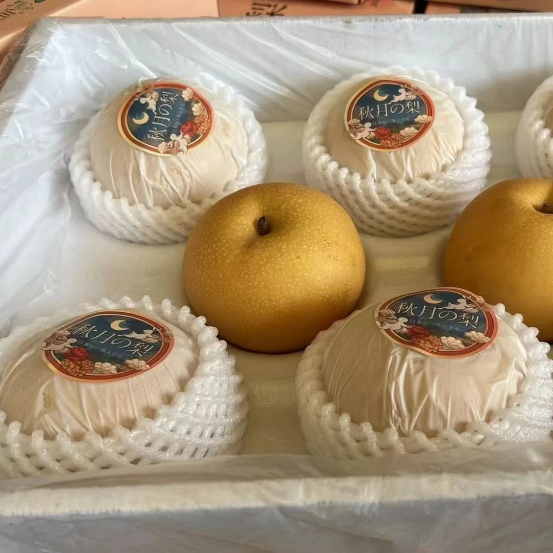 山东莱阳秋月梨7.5-8斤礼盒装，皮薄多汁，香甜可口。饱满汁水浓郁