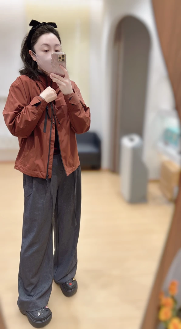 安可拉红连帽防风衣