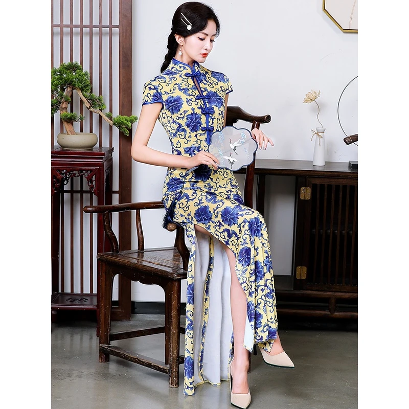 旗袍演出服2025年新款丝绒长款旗袍夏季舞蹈服无袖高端走秀礼服女