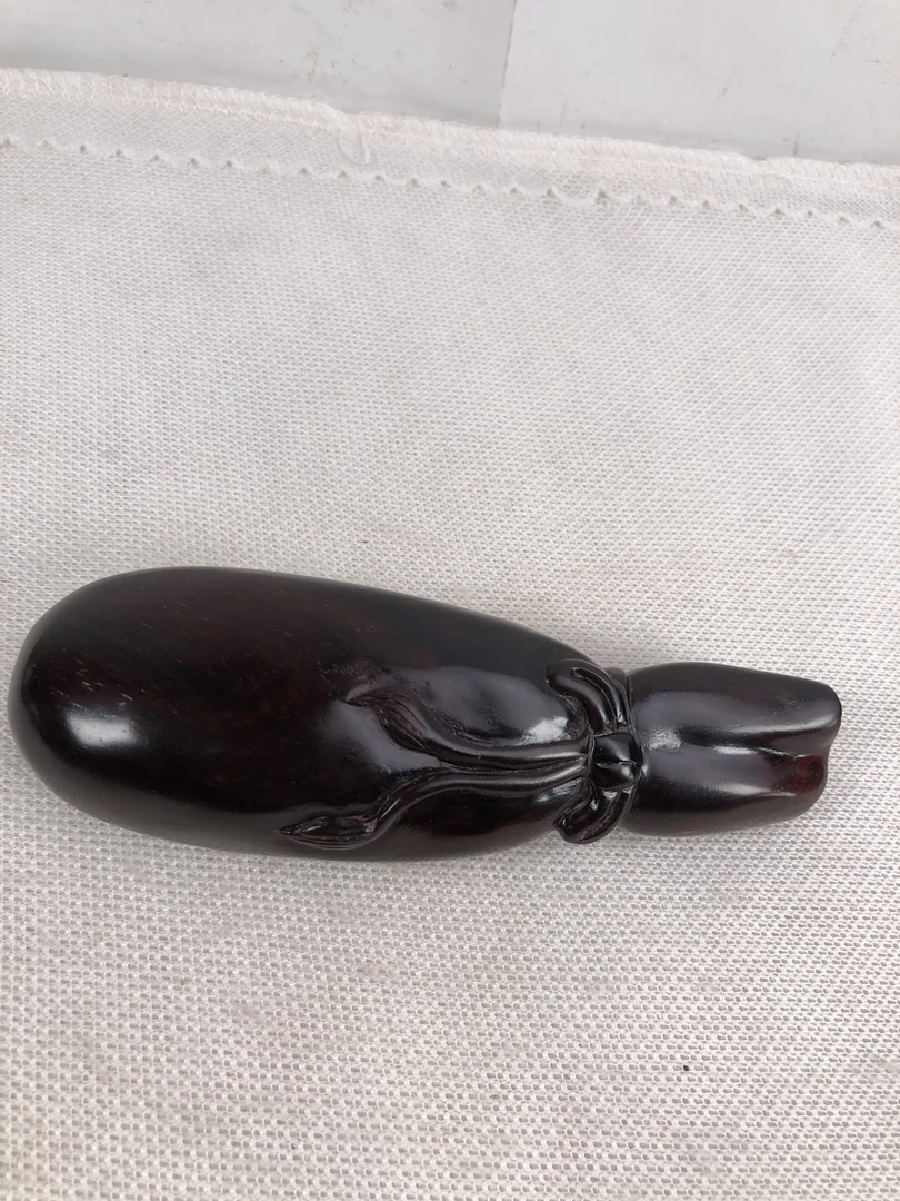 fq1386小叶紫檀钱袋子手把件，长宽高11.4/3.7/2.7cm，重69g