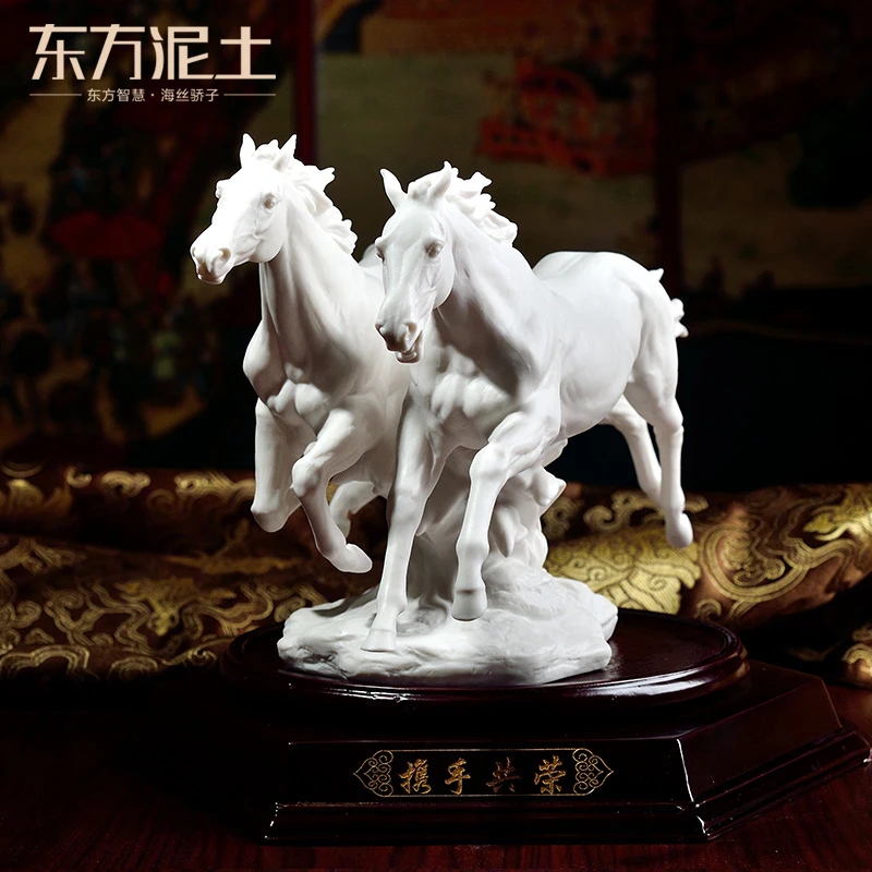 订天下设计师蔡国海作品《携手共荣》陶瓷马办公室酒柜摆件商务送礼