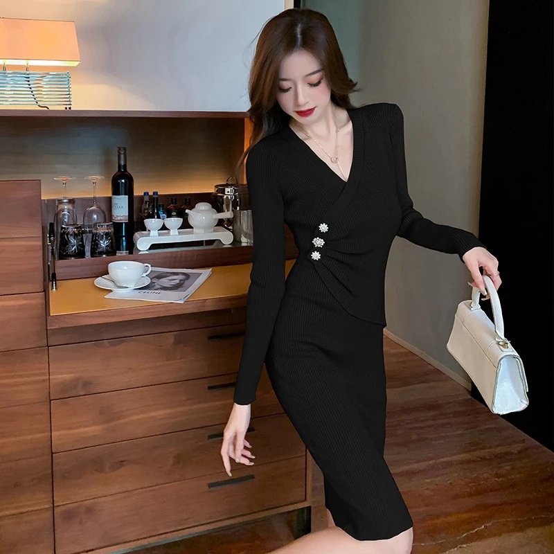 打底针织连衣裙女秋冬修身显瘦V领褶皱裙子赫本风宴会名媛包臀裙