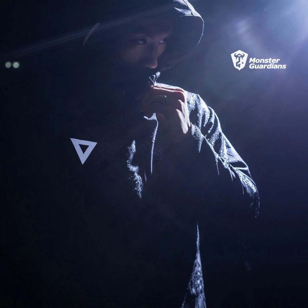 Monster Guardians加绒户外登山服防风修身连帽夹克软壳冲锋衣男