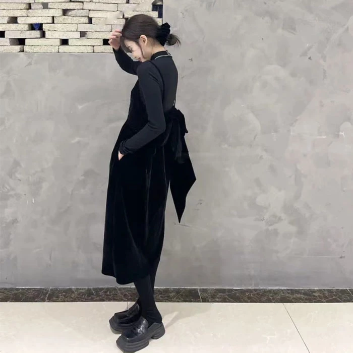 后背大蝴蝶结丝绒现货吊带连衣裙秋季时尚开叉无袖纯色显瘦通勤