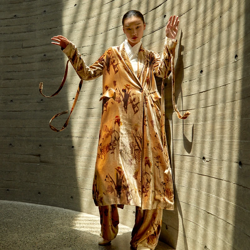 界内界外原创小众复古超长款印花丝绒西装领风衣外套J13D536-1