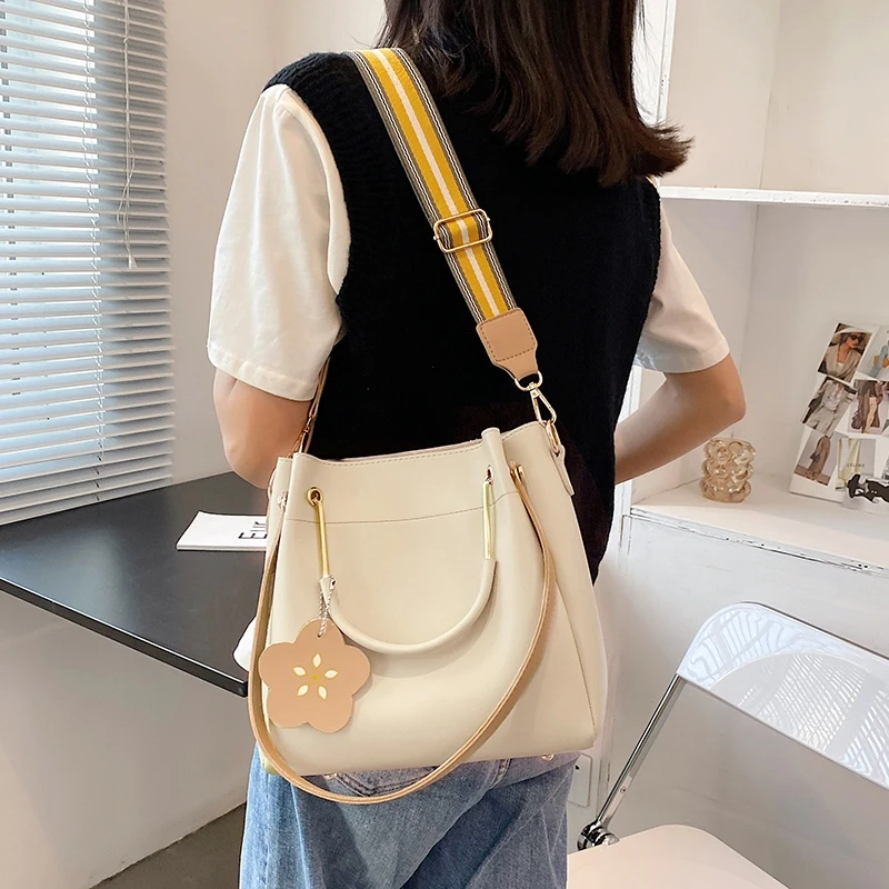 包包女2022新款通勤大容量斜挎包单肩包百搭手提水桶包韩版小众