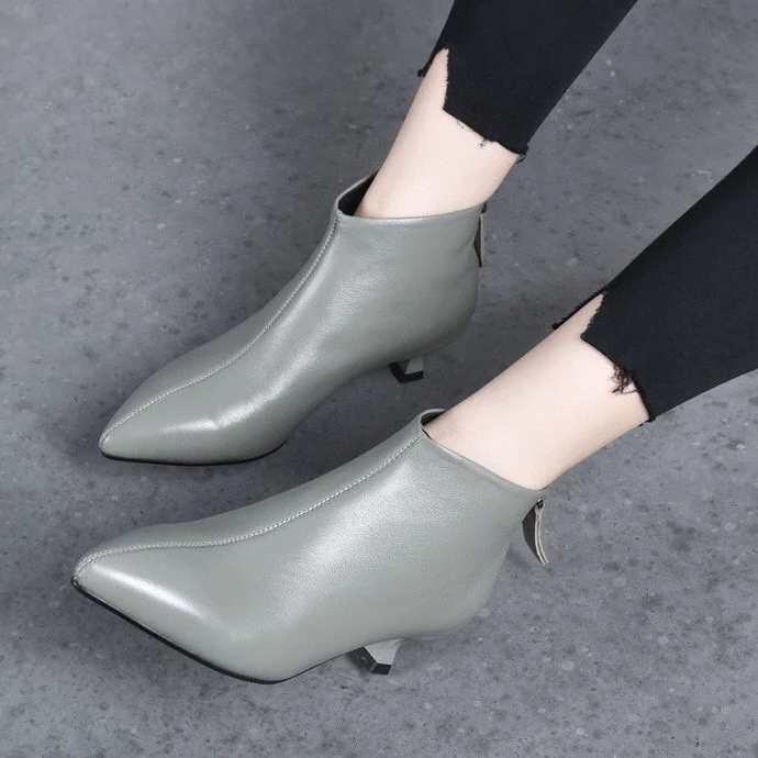 真皮洋气三色裸靴2025今年流行鞋子时尚舒适软底软面低跟尖头女靴