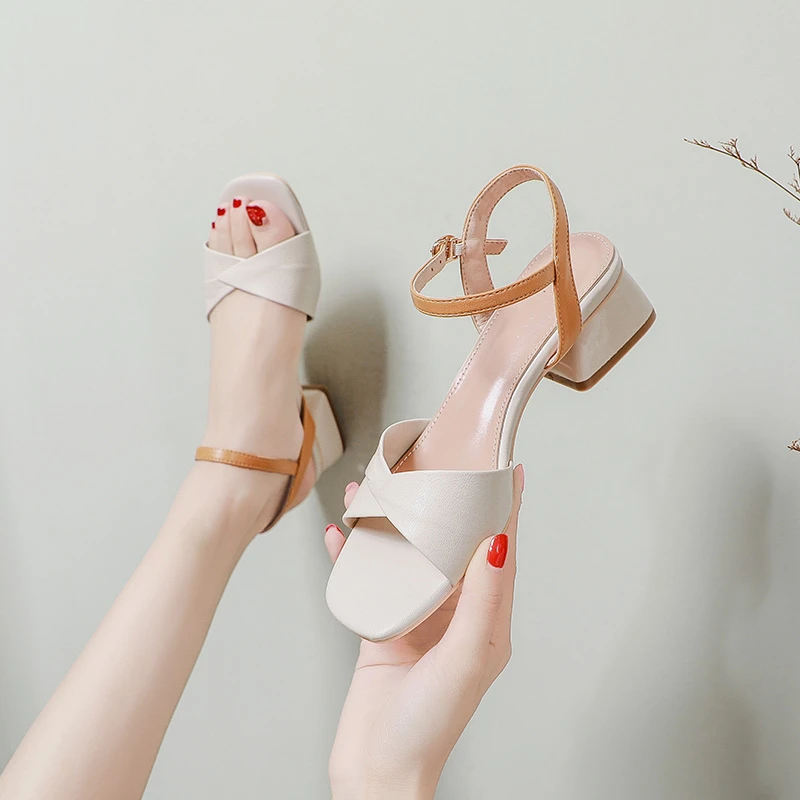 33-40方头矮跟不累脚粗跟一字带女凉鞋夏季矮跟显瘦露趾凉鞋