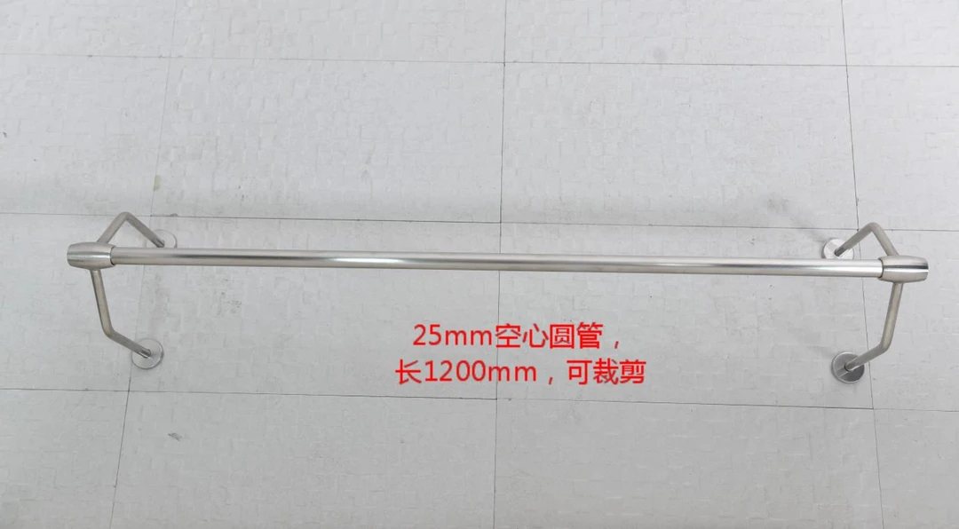 服装侧挂架。c型25圆管拉丝银色。侧挂