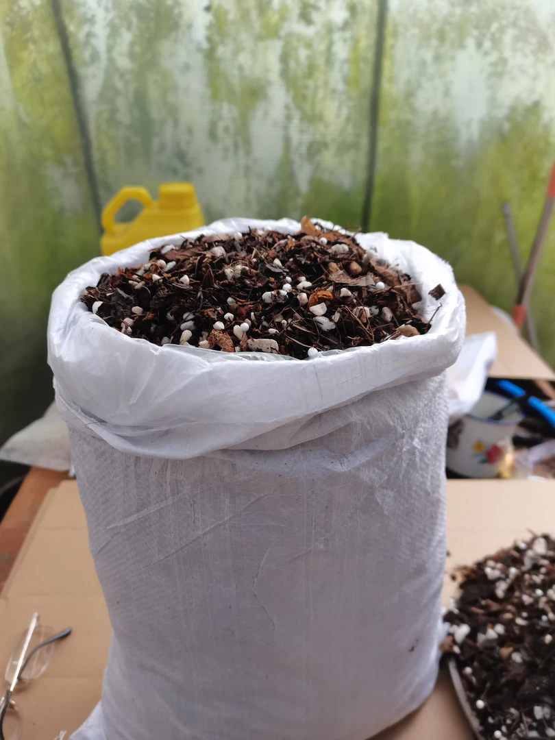 一袋高级兰花植料、