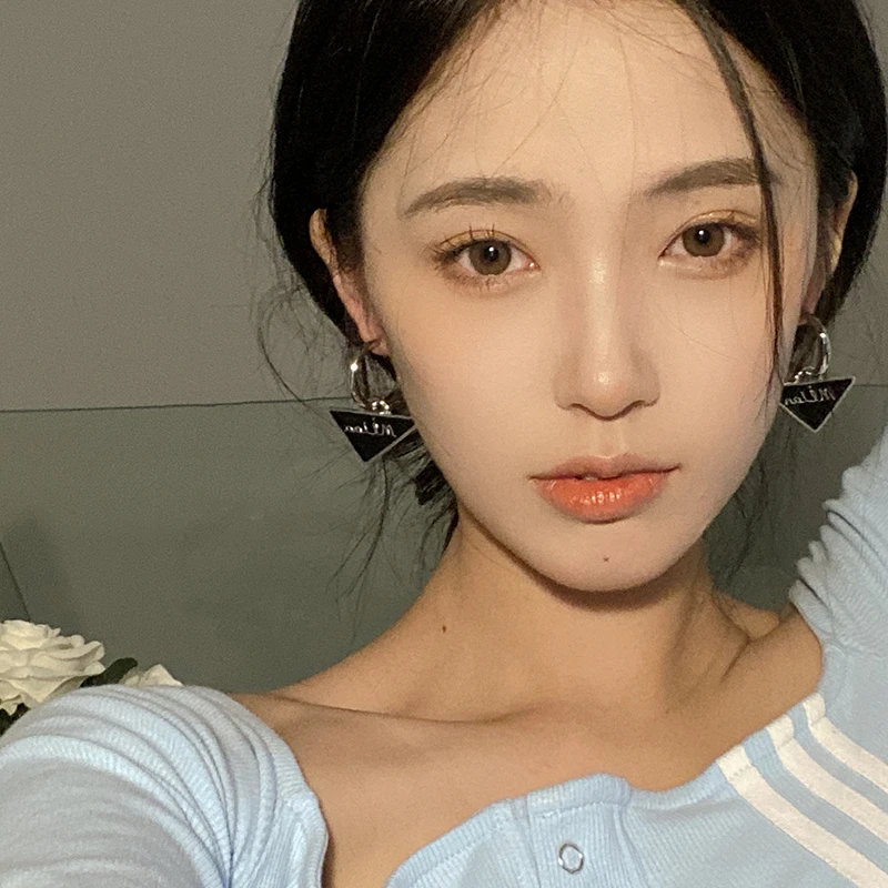 oushipei/欧诗佩 铜合金耳饰 网红个性复古三角字母耳环女