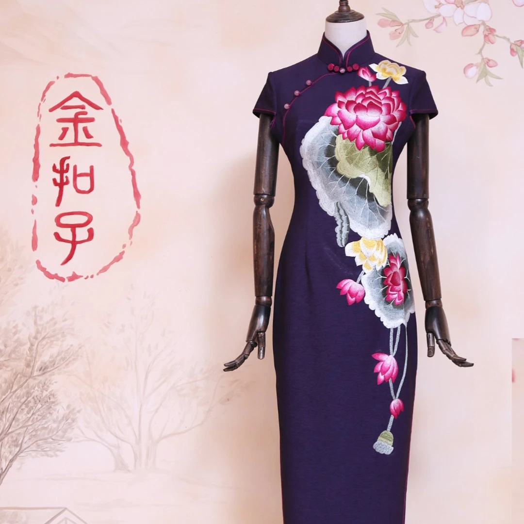 【ZSJKZ/周氏金扣子】时装面料荷花和和美美刺绣长旗袍