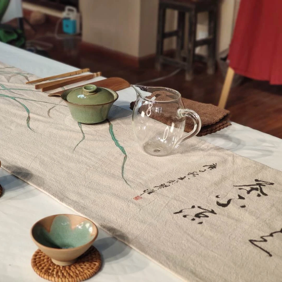 走近云南花摆夷原创手绘桌旗兰花1