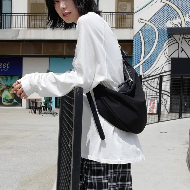 牛津布大容量ins胸包大包女百搭斜挎包饺子包2025新款帆布单肩包