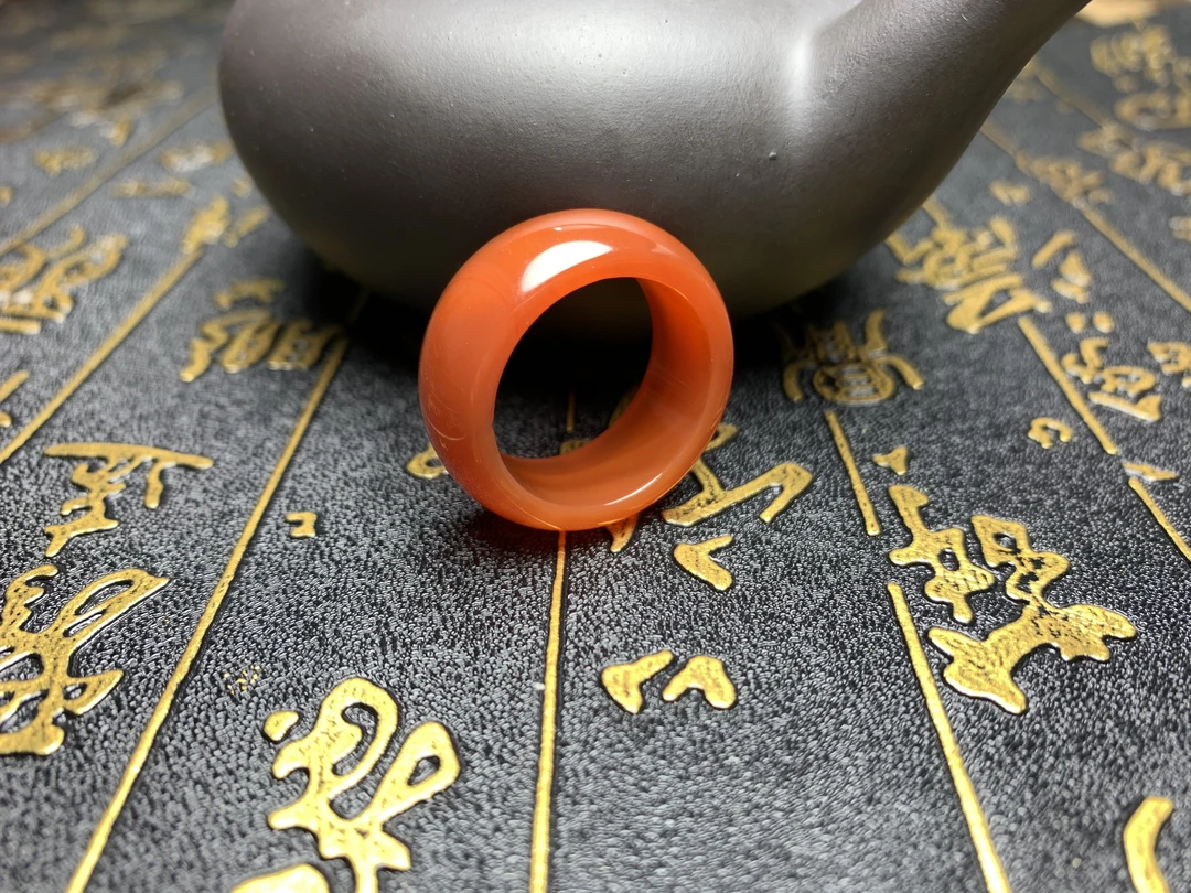 红玛瑙玉髓戒指,内径约19mm,宽约6mm