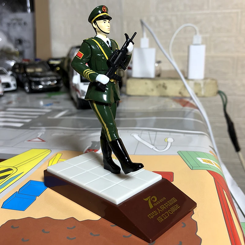 1:20仿真士兵模型阅兵仪仗队海陆空军旗手逼真手办塑料底座可拆卸