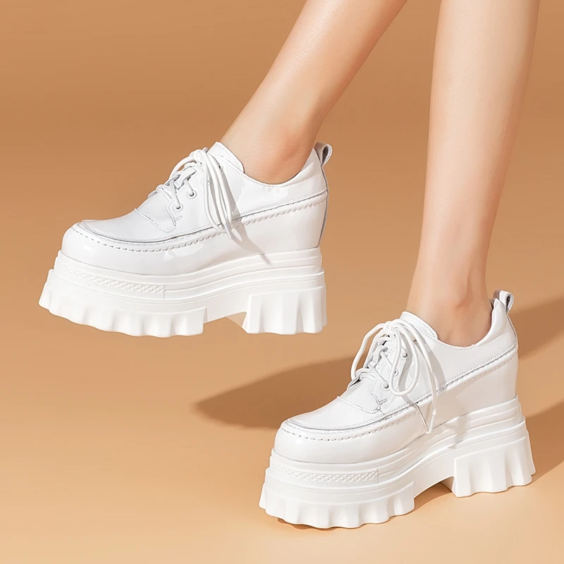 往往笑系带松糕鞋女士鞋子春新款内增高10cm漆皮面英伦风女小白鞋