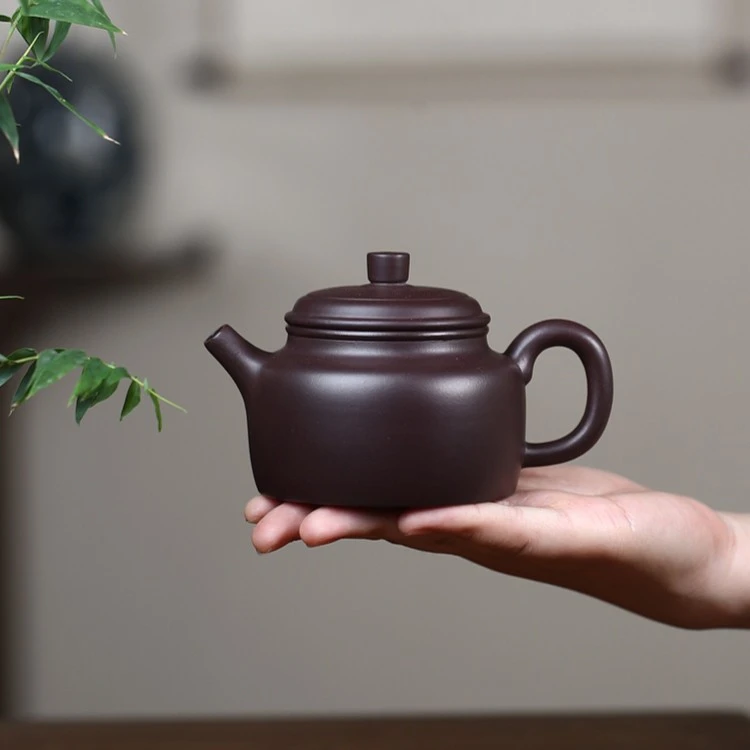 徳钟220毫升手制老紫泥透气性此非常器好泥色纯一，庄重简约家用