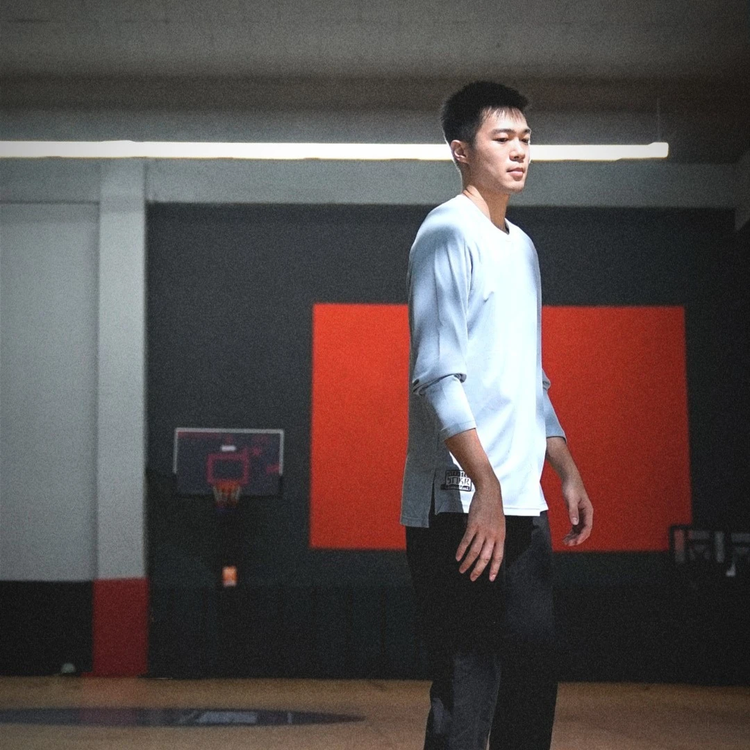 极客鞋谈东丽面料投篮服长袖速干吸湿排汗宽松圆领T恤弹性强球服