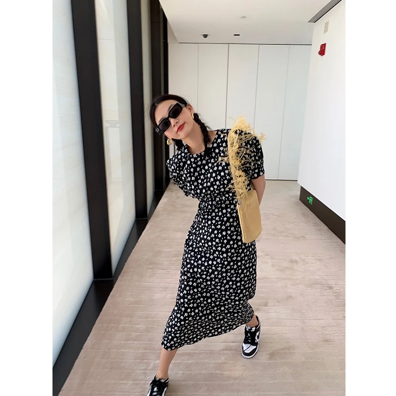 落落狷介连衣裙女夏小个子2025年春夏新款韩版黑色碎花收腰小黑裙