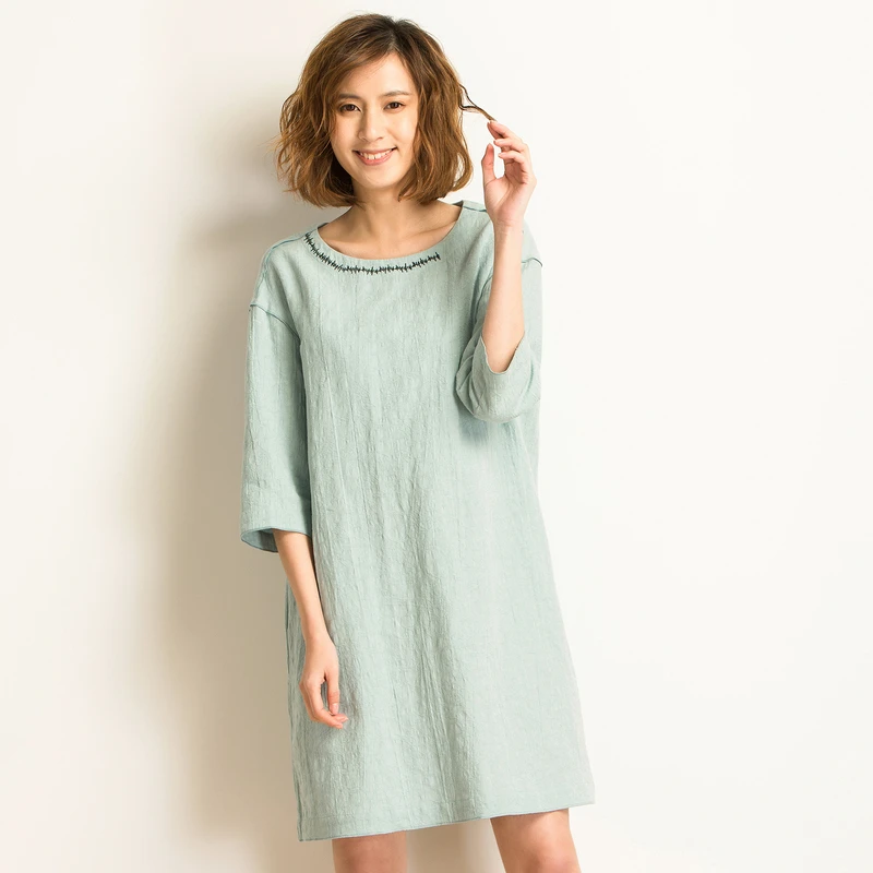 布景 秋半 秋季新品文艺直筒七分袖绣花连衣裙中裙283110041015