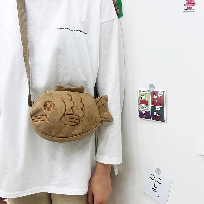 韩版时尚日系少女软妹卡通丑萌小鱼斜挎包包男女休闲学生可爱包包